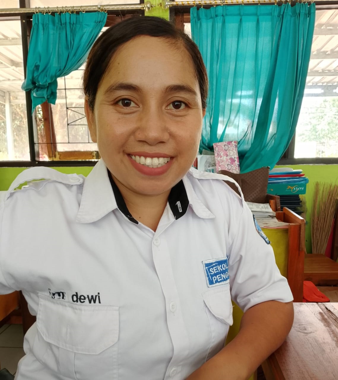 Dewi Armiyati Adoe, S.Pd.